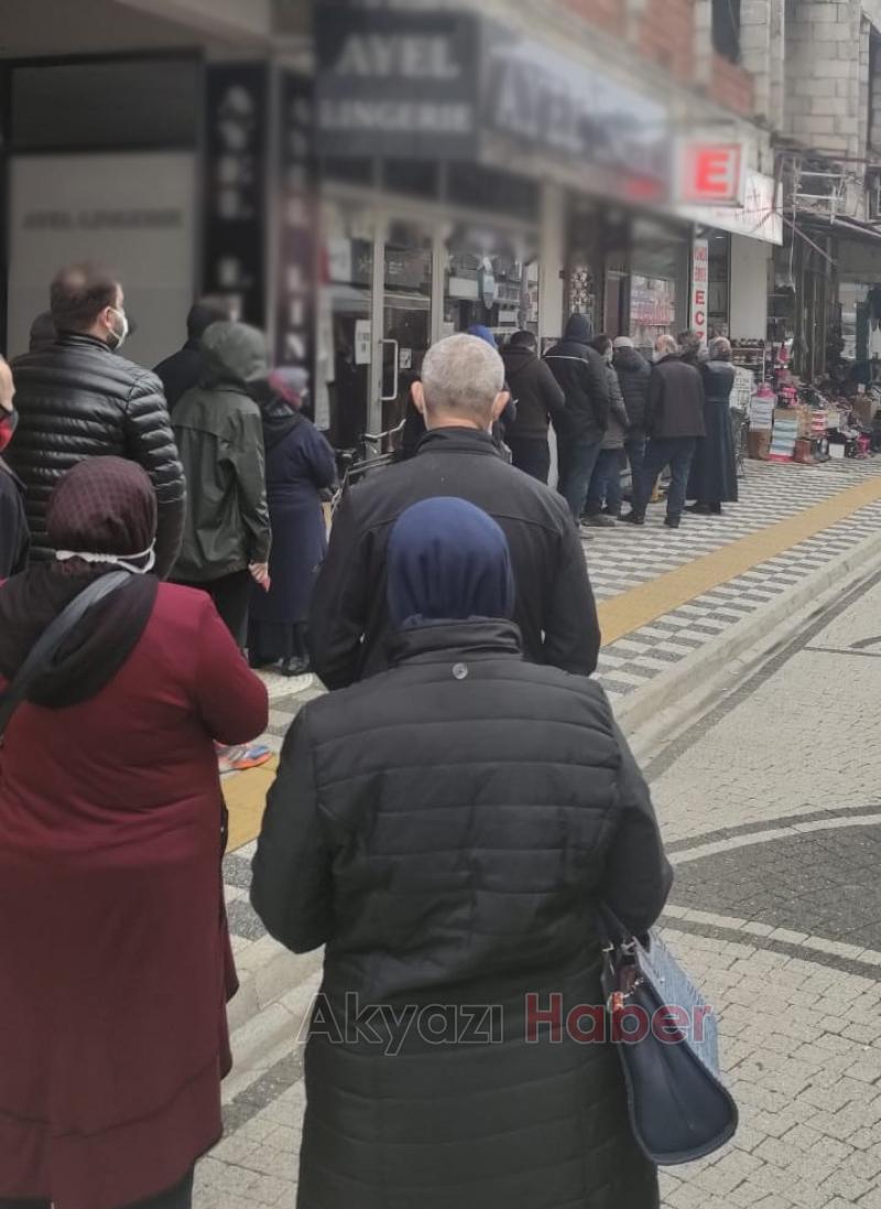 Akyazı'da ilaç kuyruğu vatandaşı isyan ettirdi