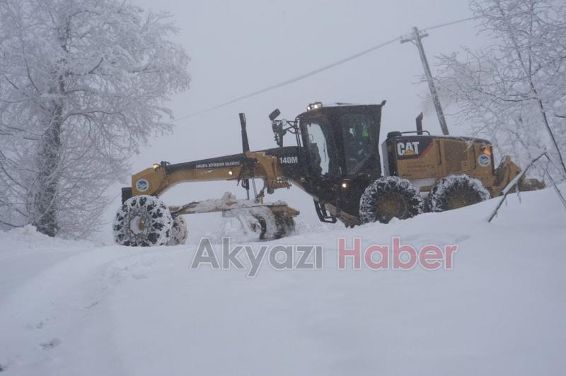 Akyazı'da karın kapadığı yollar açıldı