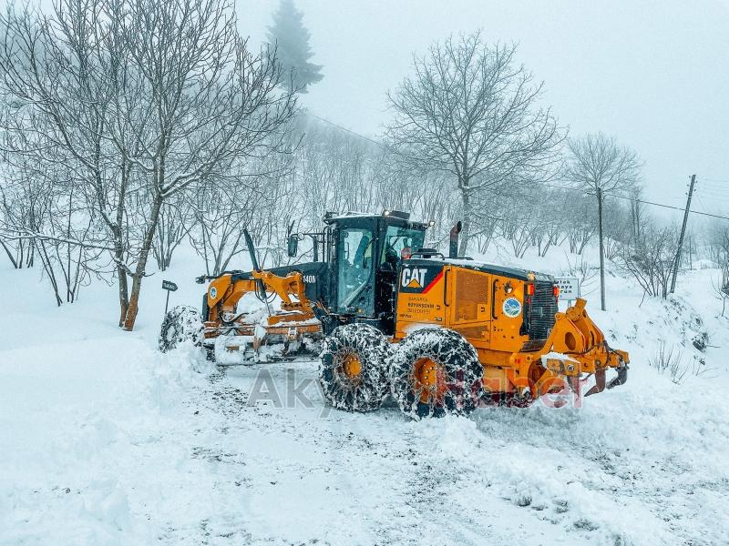 Akyazı'da karın kapadığı yollar açıldı