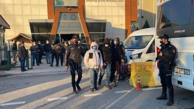 Kucaklarındaki bebeklerle adliyeye sevk edildiler