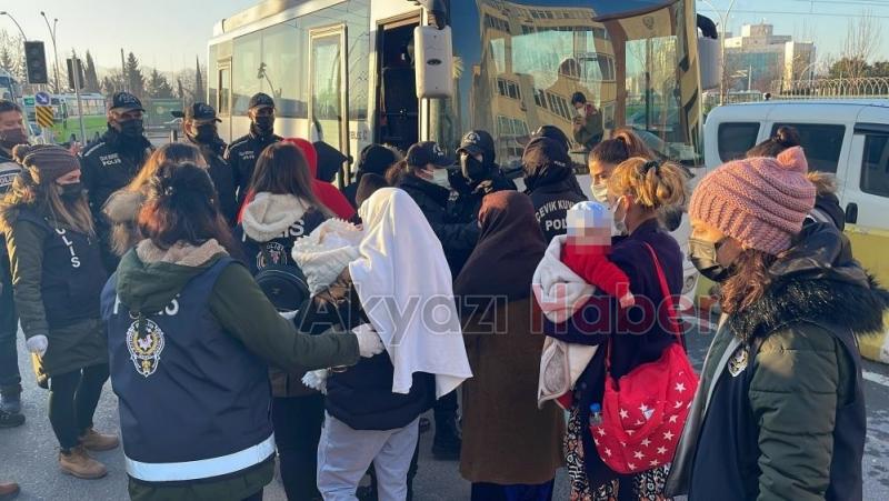 Kucaklarındaki bebeklerle adliyeye sevk edildiler