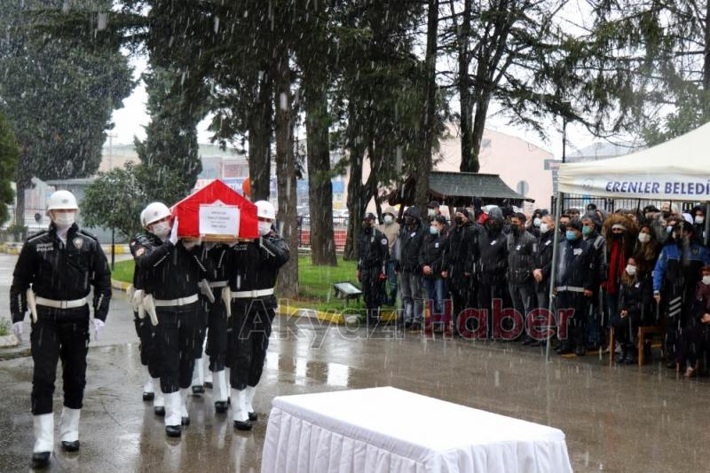 Kalbine yenik düşen genç polis için tören düzenlendi