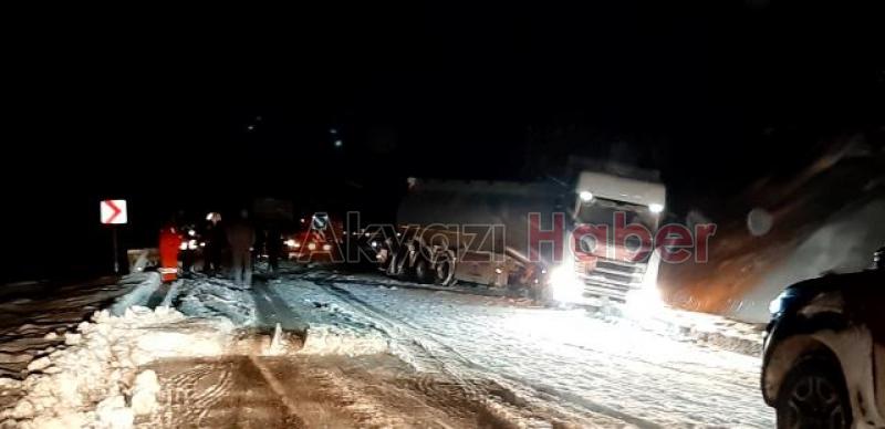 Karda kayan tanker yolu trafiğe kapadı