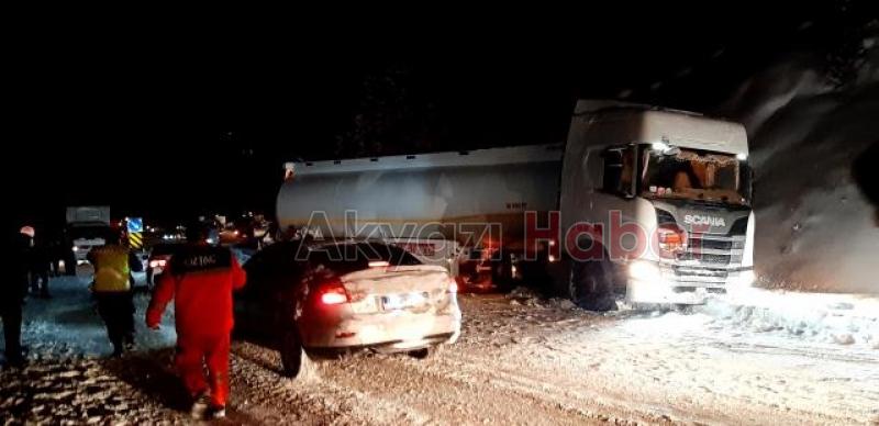 Karda kayan tanker yolu trafiğe kapadı