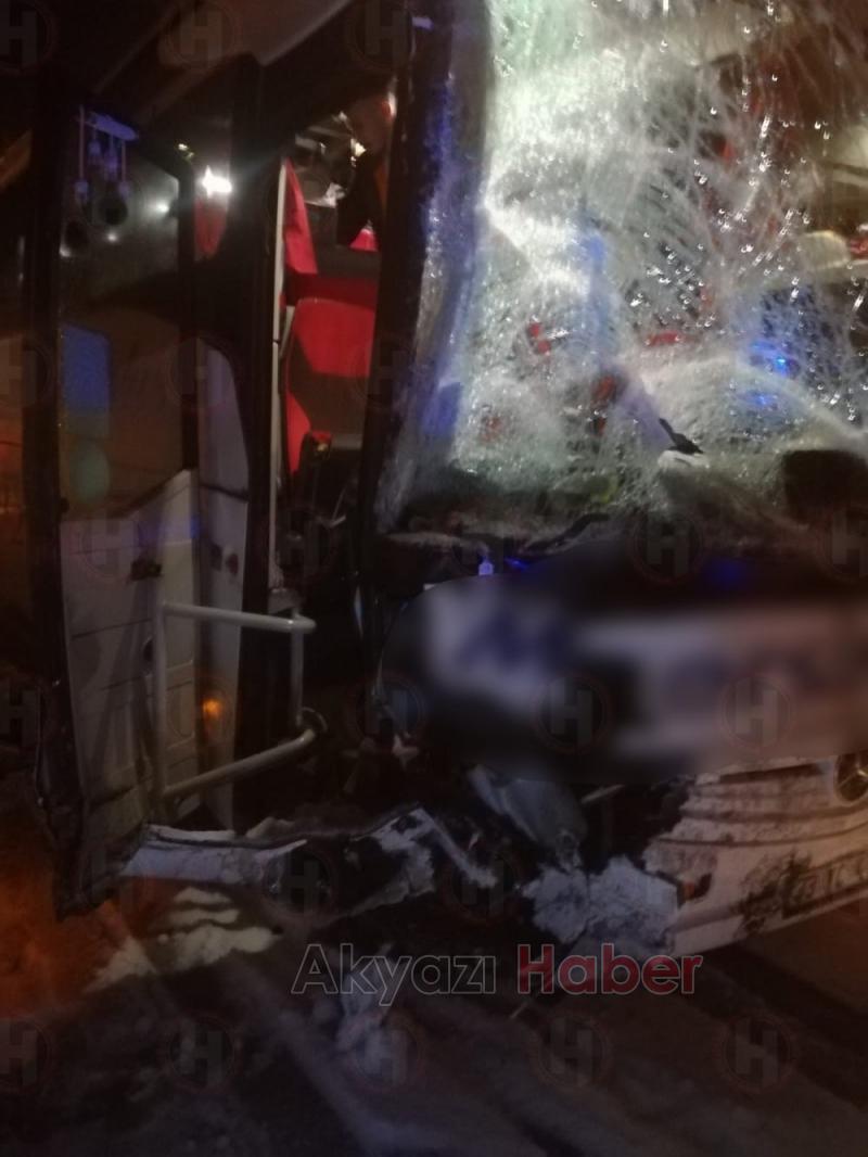 TEM'de makaslayan tır otobüse çarptı