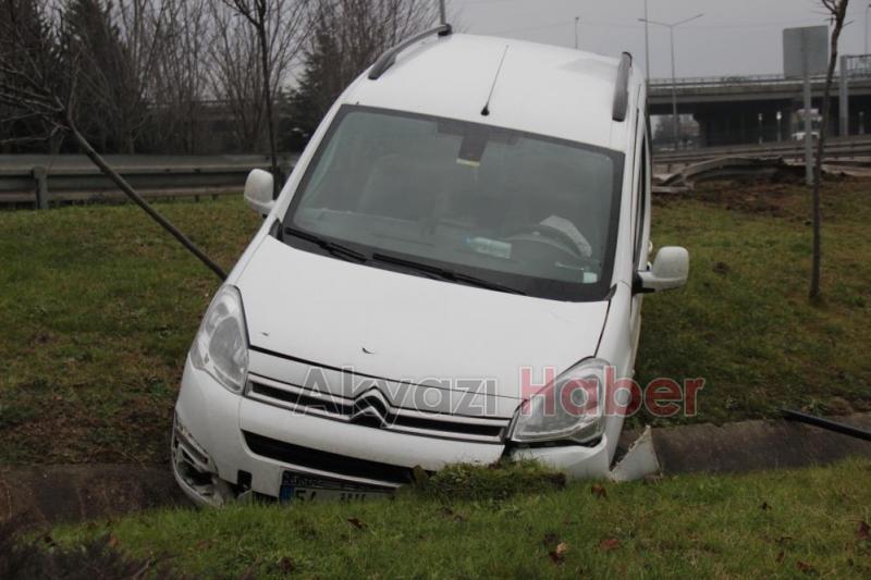 Virajı alamadı su kanalına düştü