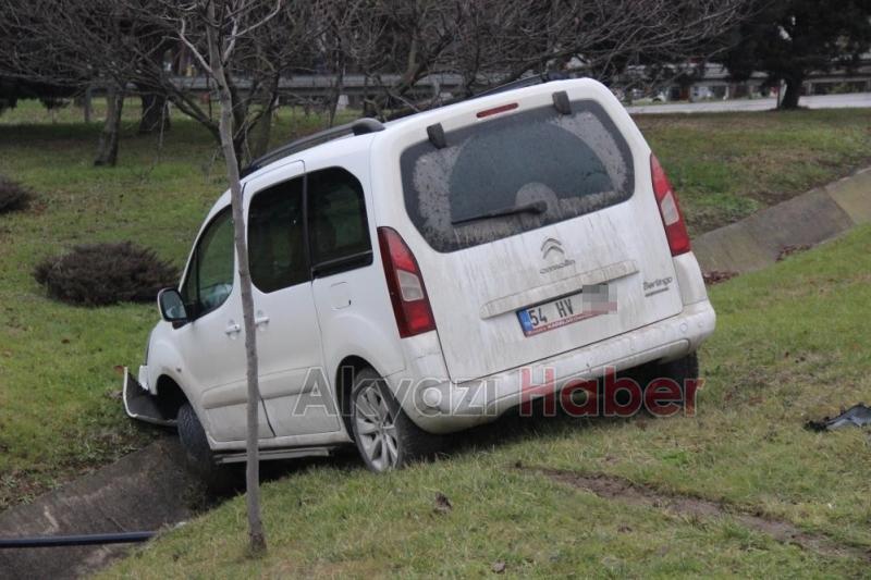Virajı alamadı su kanalına düştü