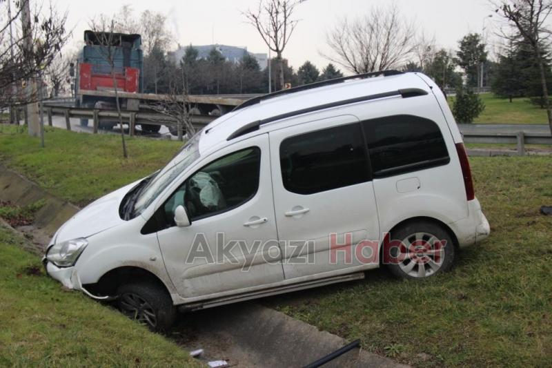Virajı alamadı su kanalına düştü