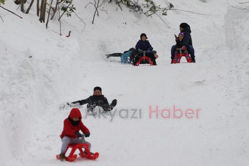 Çocuklar Akyazı Kızak Şenliği nde doyasıya eğlendi