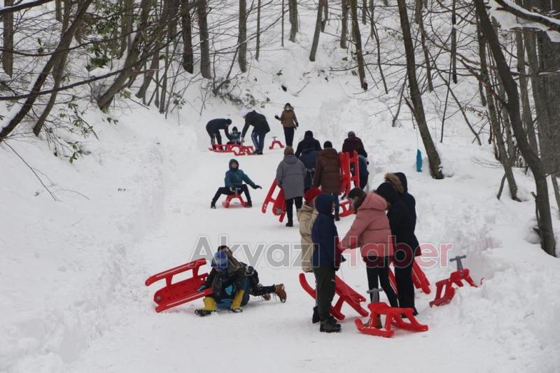Çocuklar Akyazı Kızak Şenliği nde doyasıya eğlendi