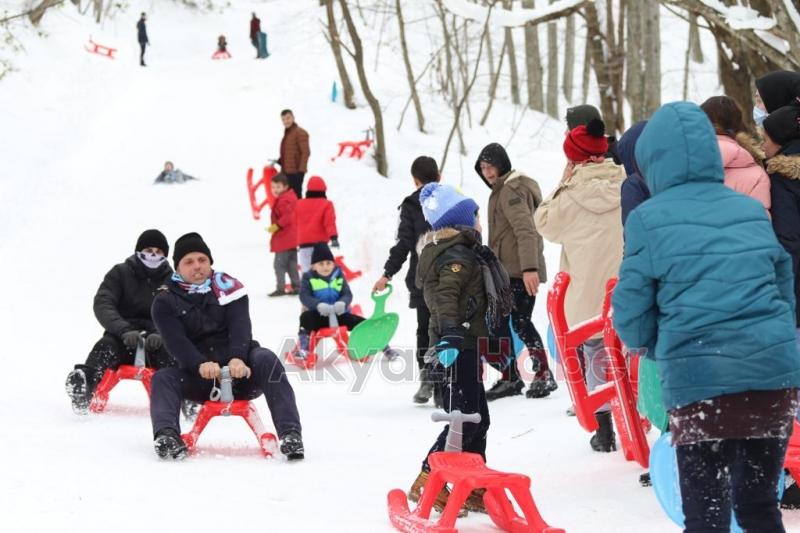 Çocuklar Akyazı Kızak Şenliği nde doyasıya eğlendi