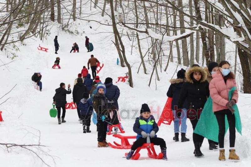 Çocuklar Akyazı Kızak Şenliği nde doyasıya eğlendi