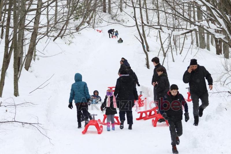 Çocuklar Akyazı Kızak Şenliği nde doyasıya eğlendi