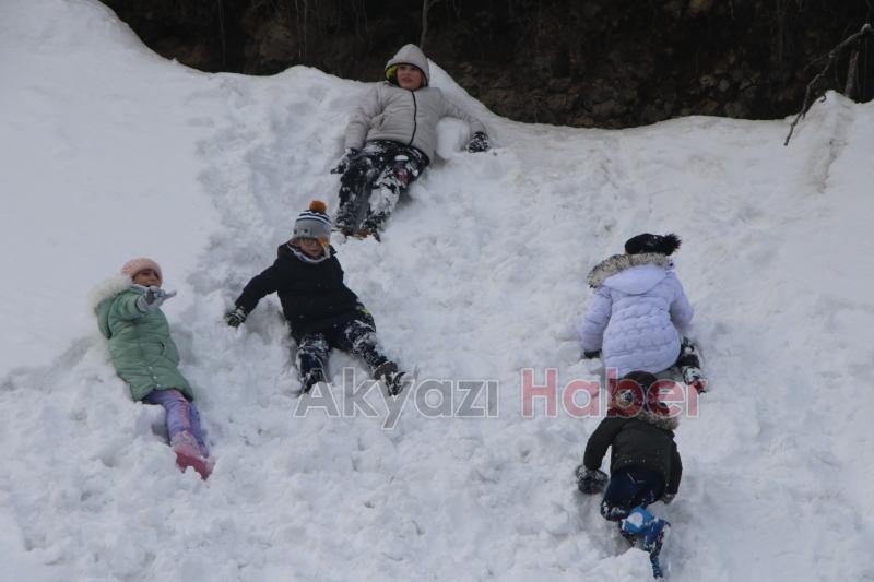 Çocuklar Akyazı Kızak Şenliği nde doyasıya eğlendi