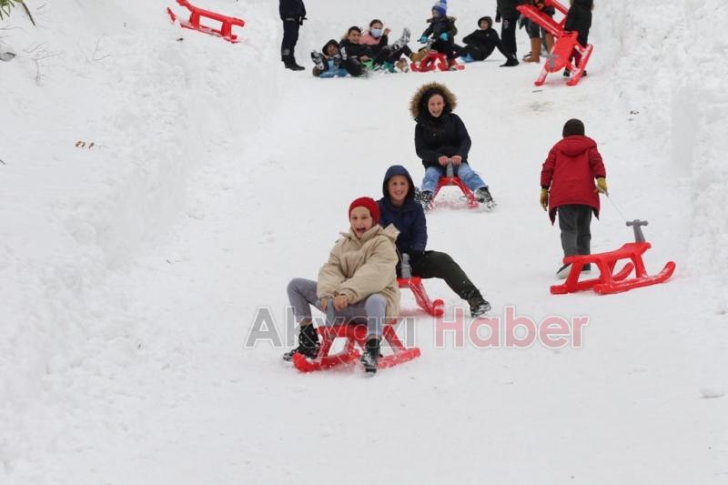 Çocuklar Akyazı Kızak Şenliği nde doyasıya eğlendi