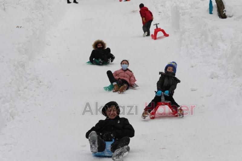 Çocuklar Akyazı Kızak Şenliği nde doyasıya eğlendi