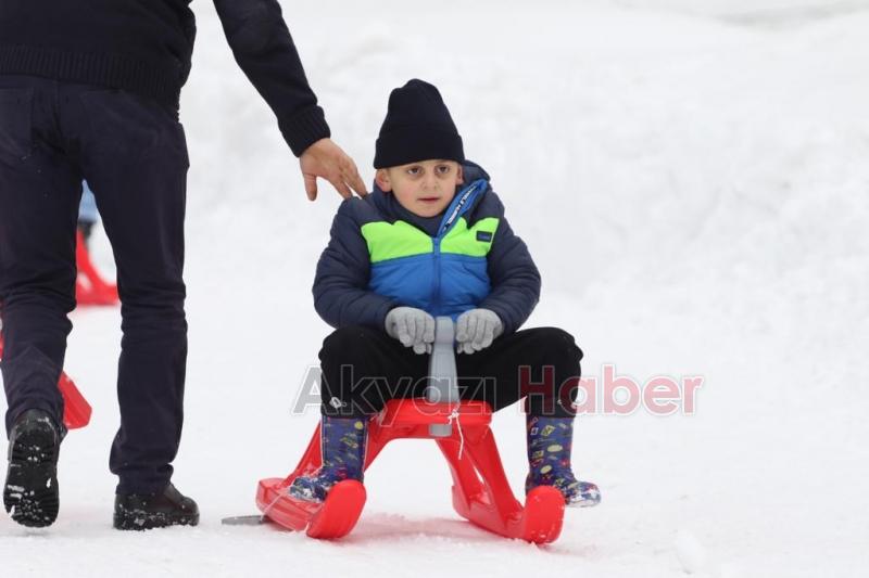 Çocuklar Akyazı Kızak Şenliği nde doyasıya eğlendi