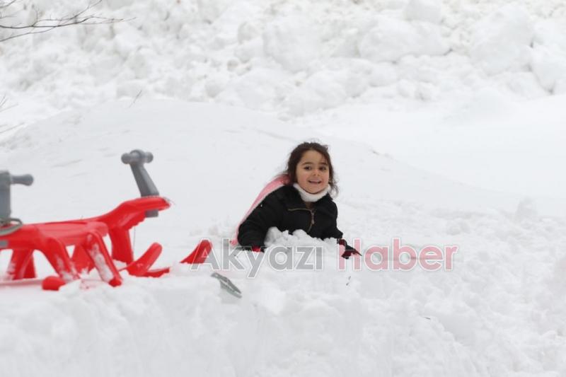 Çocuklar Akyazı Kızak Şenliği nde doyasıya eğlendi