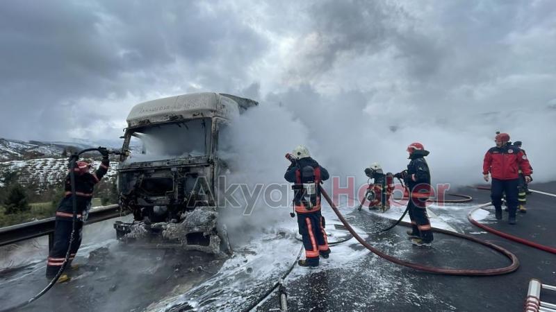 Mısır yüklü Tır alevlere teslim oldu