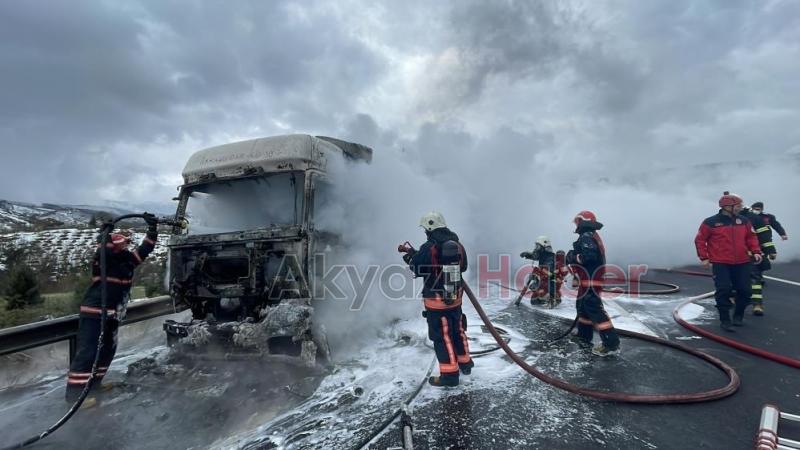 Mısır yüklü Tır alevlere teslim oldu