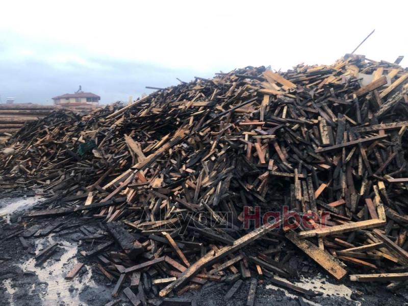 Yangının verdiği hasar gün ağarınca ortaya çıktı