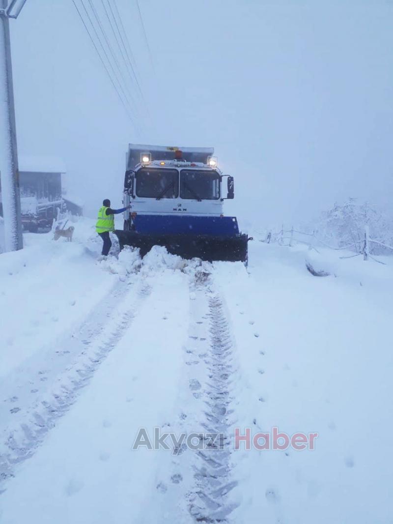 Büyükşehir kar mesaisinde: 63 mahallede okul yolları açıldı