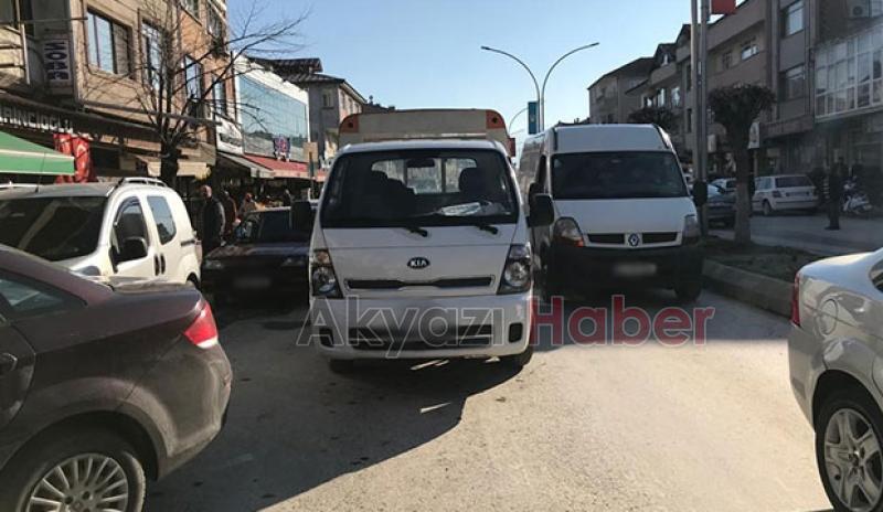 Akyazı çarşı içinde kaza: 1 yaralı