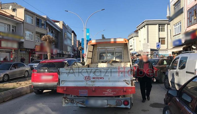 Akyazı çarşı içinde kaza: 1 yaralı