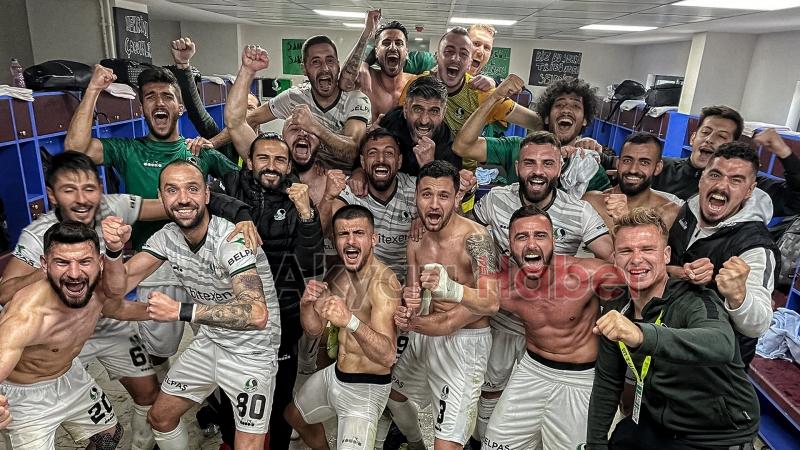 Soyunma odasında galibiyet pozu