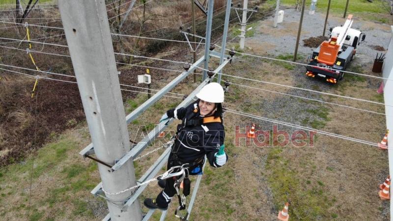 Şehrin elektriği ojeli parmaklara emanet