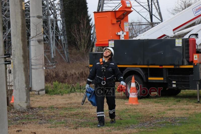 Şehrin elektriği ojeli parmaklara emanet