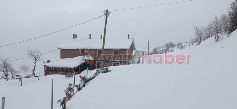 Keremali'de evler kar altında kalmak üzere