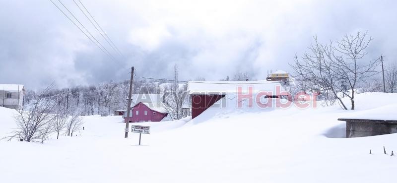 Keremali'de evler kar altında kalmak üzere