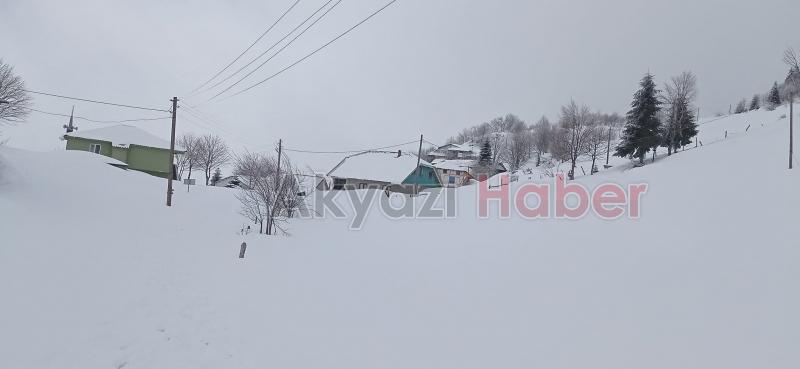 Keremali'de evler kar altında kalmak üzere