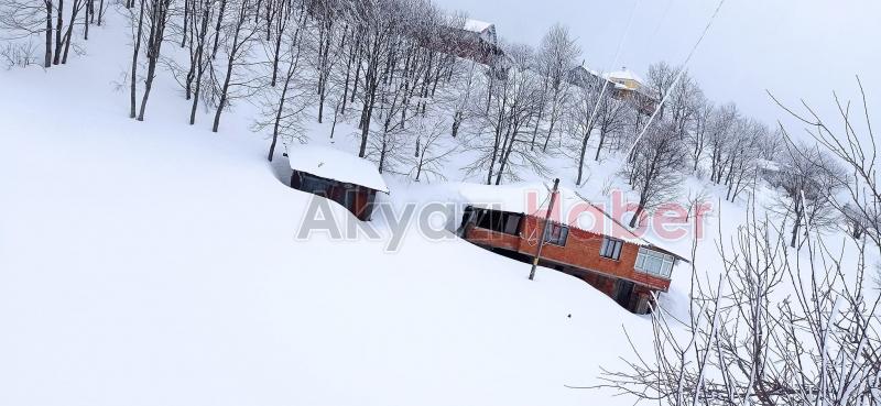 Keremali'de evler kar altında kalmak üzere