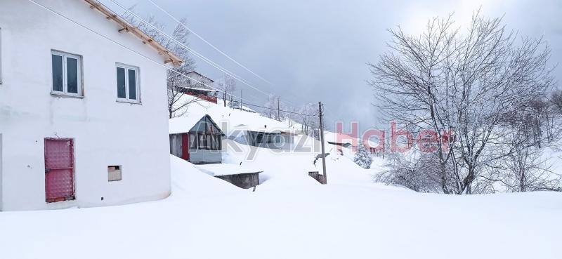 Keremali'de evler kar altında kalmak üzere