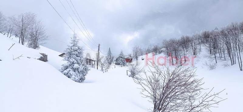 Keremali'de evler kar altında kalmak üzere