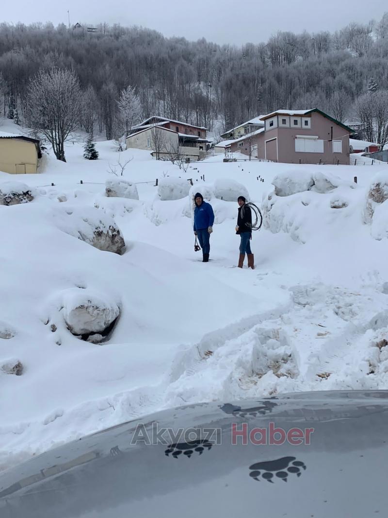 Keremali'de evler kar altında kalmak üzere