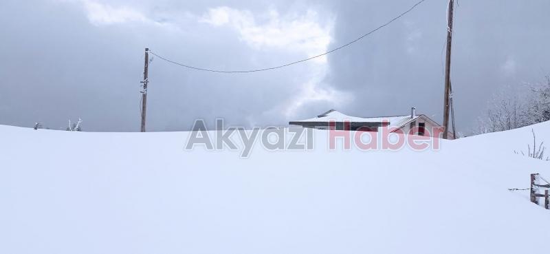 Keremali'de evler kar altında kalmak üzere