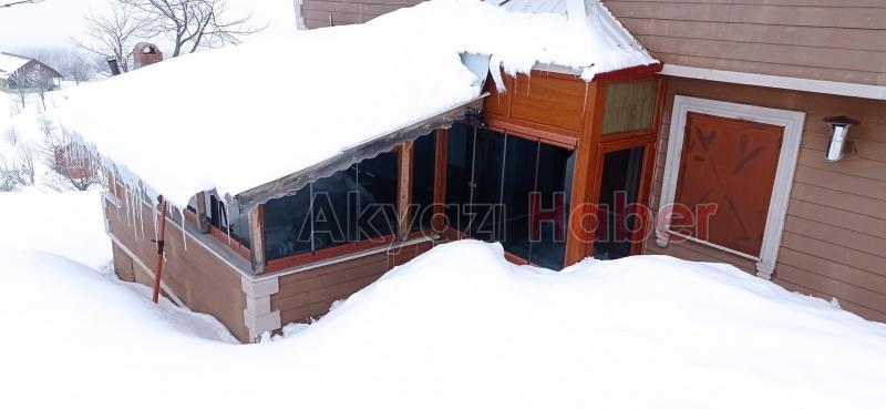 Keremali'de evler kar altında kalmak üzere