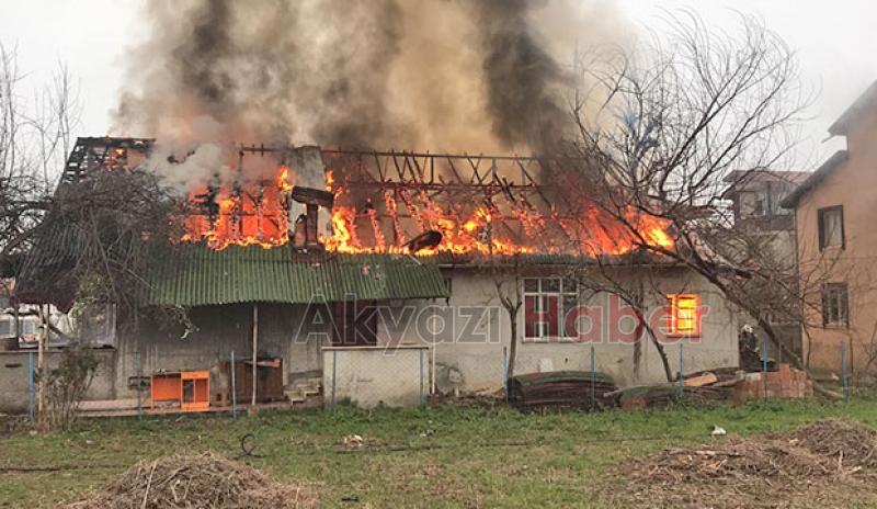 Akyazı'da ev alevlere teslim oldu