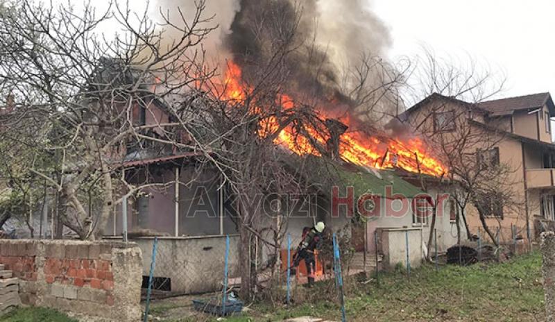 Akyazı'da ev alevlere teslim oldu