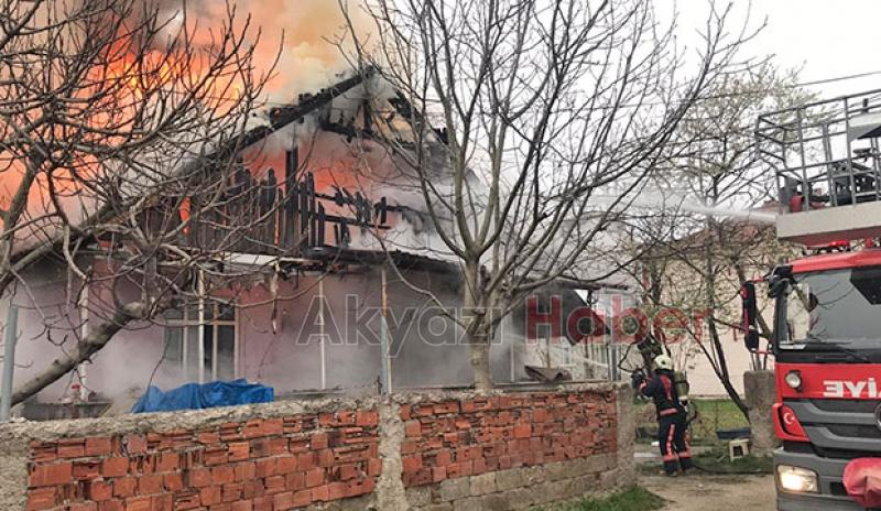 Akyazı'da ev alevlere teslim oldu