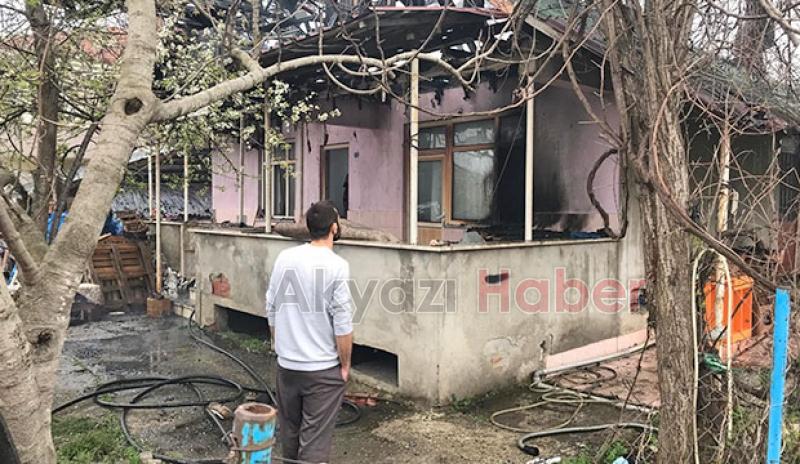 Akyazı'da ev alevlere teslim oldu