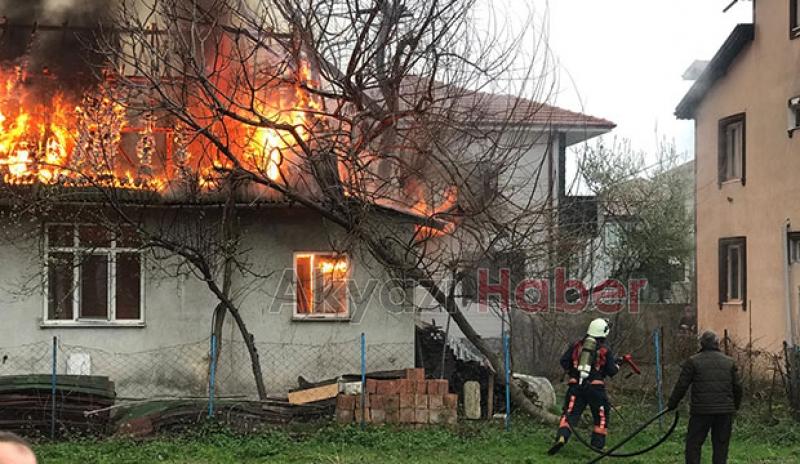 Akyazı'da ev alevlere teslim oldu