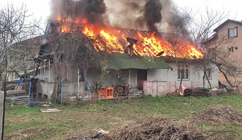 Akyazı'da ev alevlere teslim oldu