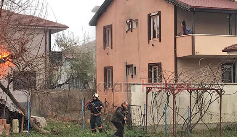 Akyazı'da ev alevlere teslim oldu