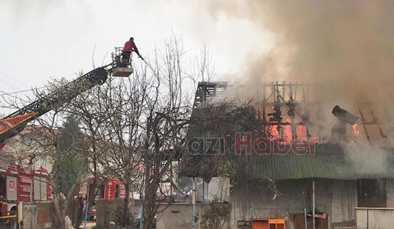 Akyazı'da ev alevlere teslim oldu
