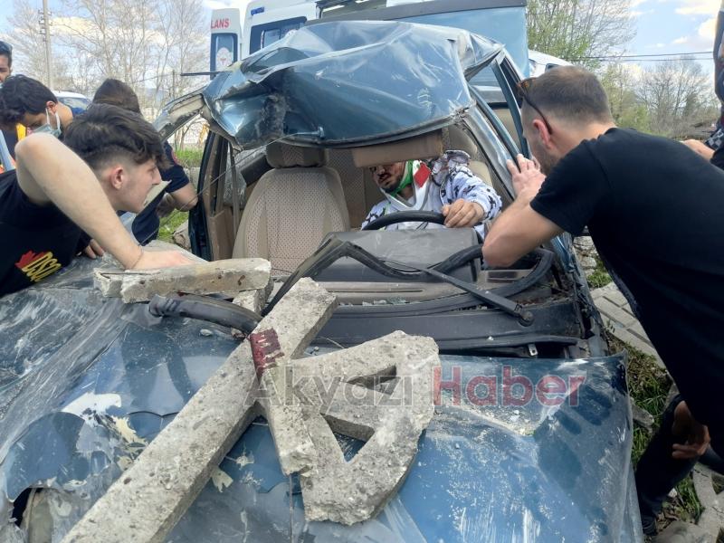 Akyazı'da kaza sürücü araçta sıkıştı