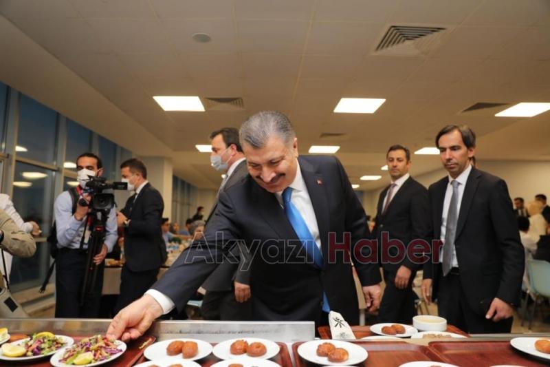 Bakan Koca, SEAH'ta iftar yaptı, hastaları ziyaret etti